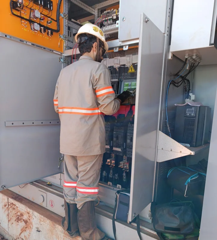 testes elétricos em usina solar fotovoltaica